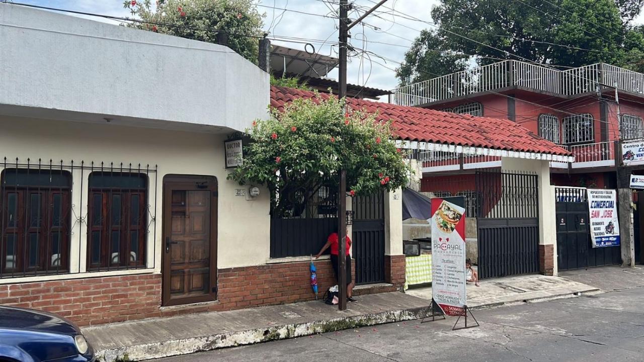 El Meson De Los Abuelitos Retalhuleu Exterior photo